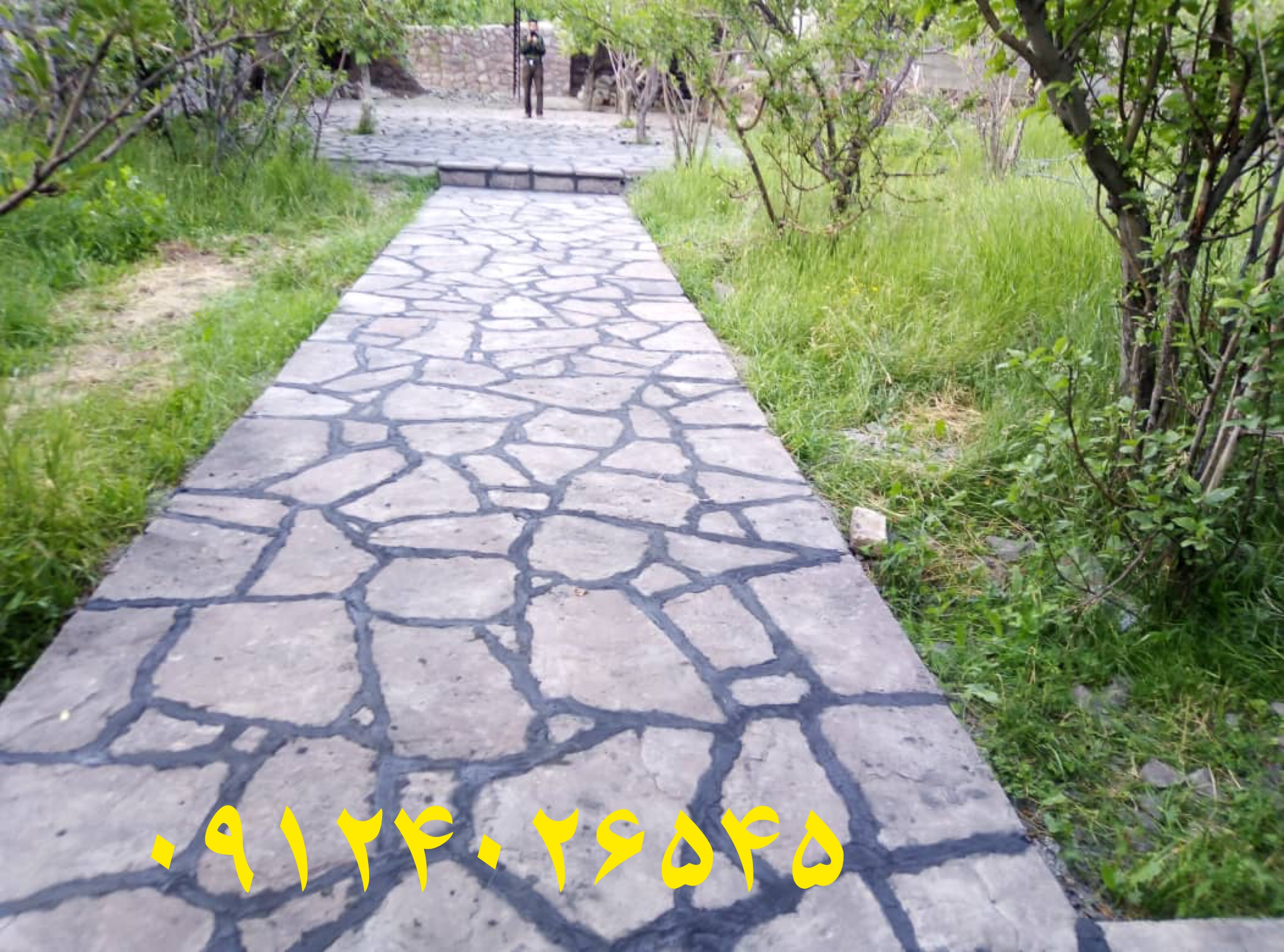 نصب سنگ لاشه برای مسیر های محوطه باغ ویلا با استفاده از سنگ لاشه و مالون طبیعی نصب و اجرا میشود